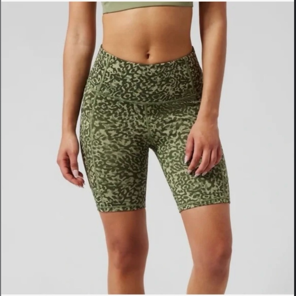 Athleta Ultimate Stash II 7” Short